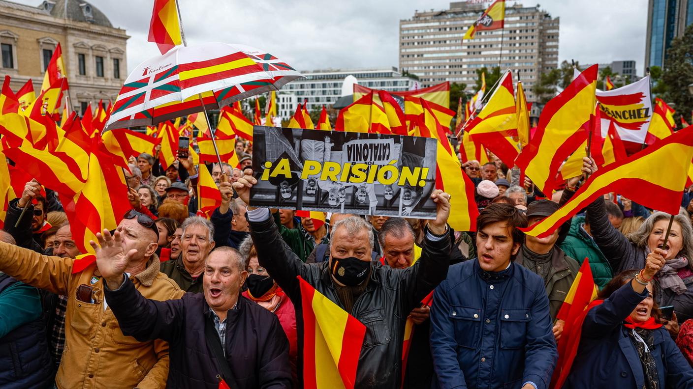 Manifestazione a Madrid contro l'amnistia per gli indipendentisti catalani
