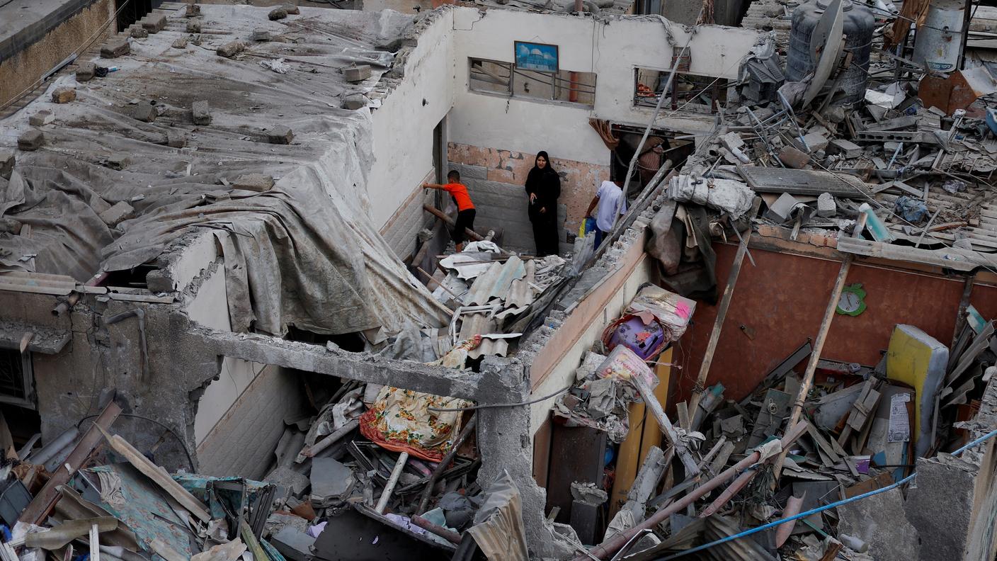 I postumi di un bombardamento israeliano su case a Khan Younis, nel sud della striscia di Gaza
