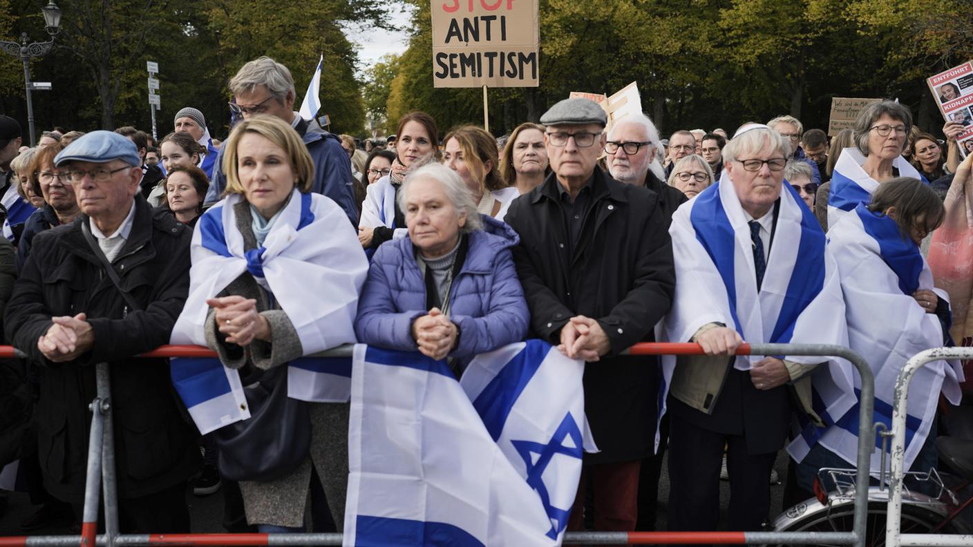 Una manifestazione contro l'antisemitismo a Berlino