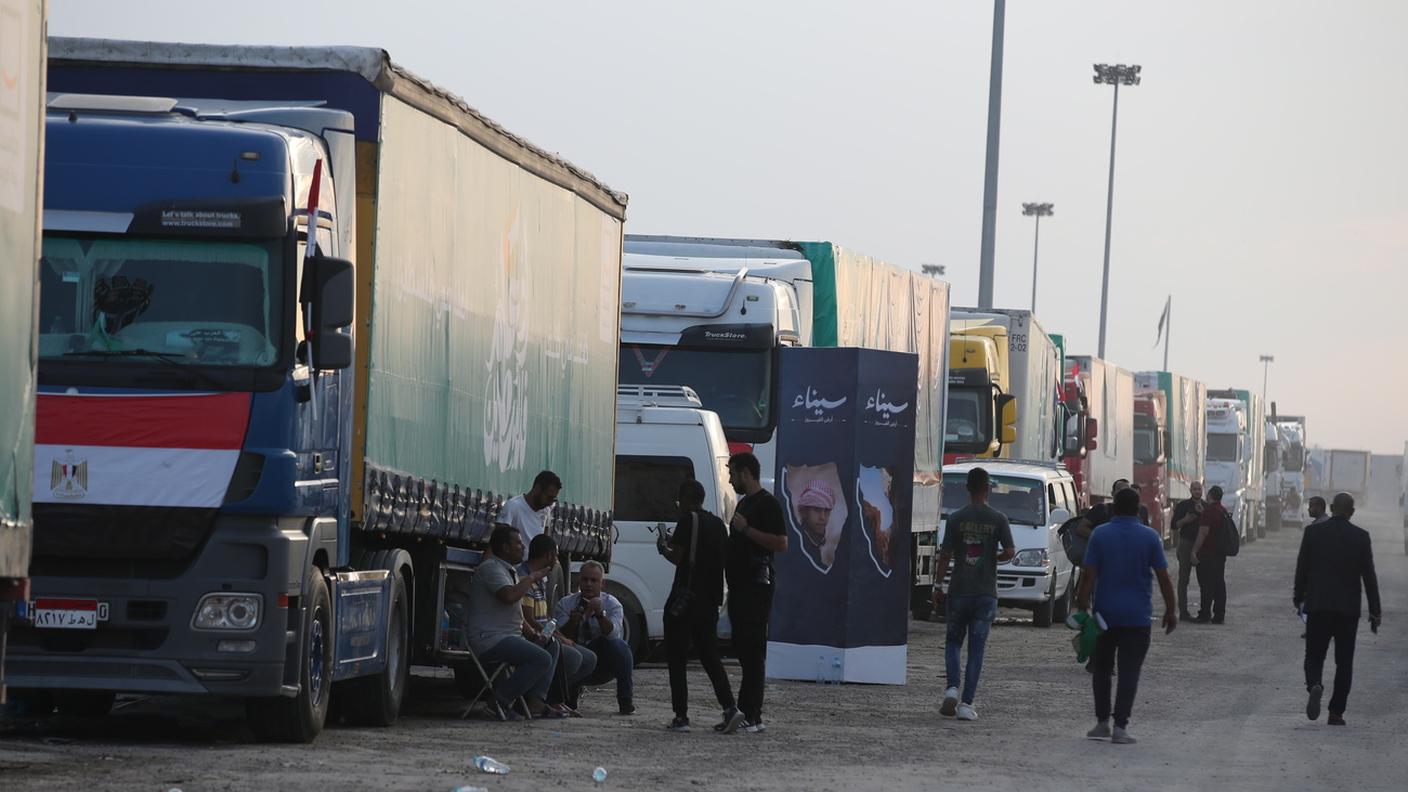 Un convoglio di aiuti umanitari diretto alla Striscia di Gaza fermi davanti alla frontiera di Rafah, in Egitto