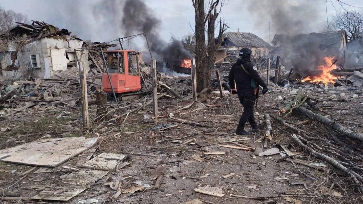 Gli effetti di un bombardamento russo compiuto contro civili in un Oblast ucraino