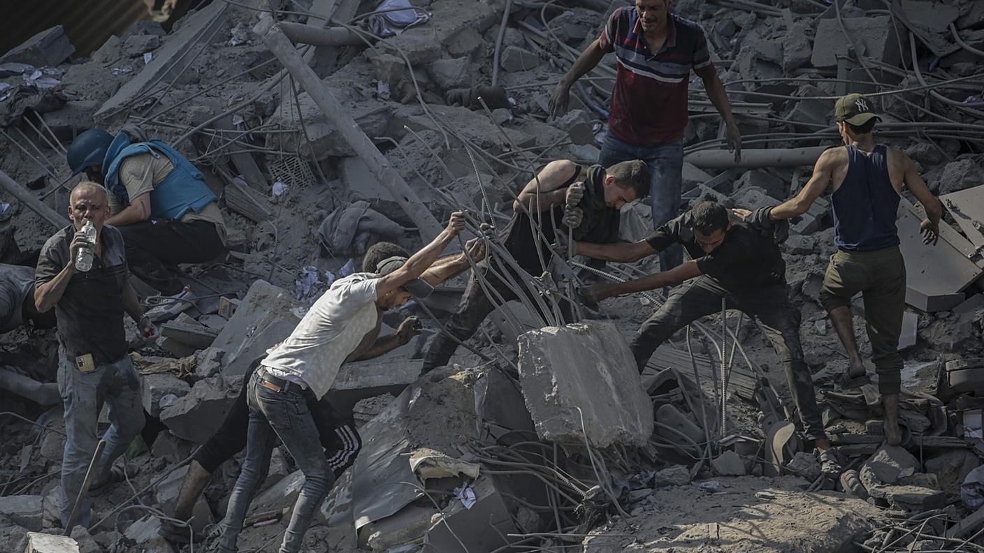 Si scava a mani nude tra le macerie del campo profughi di Jabaliya bombardato più volte da Israele
