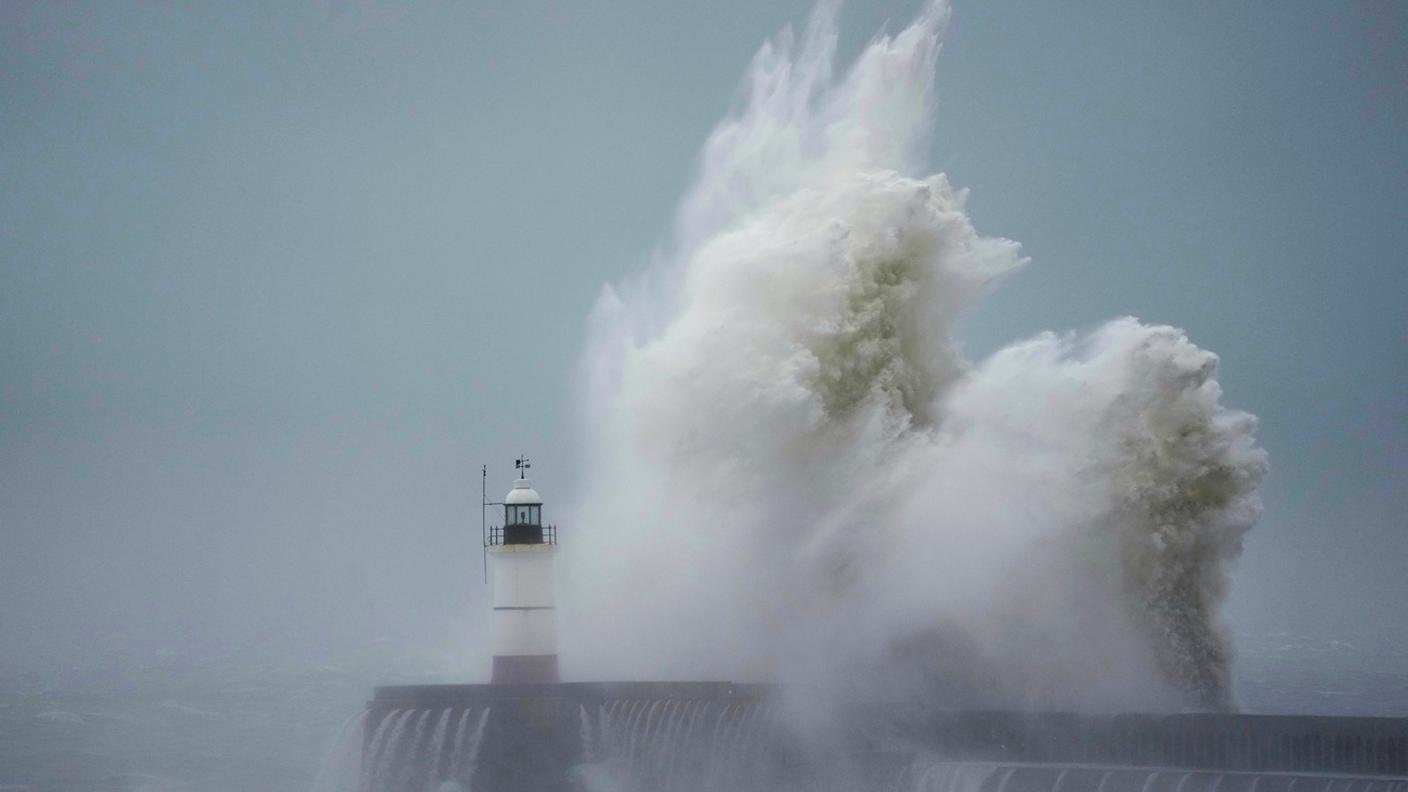 La tempesta investe il faro di Newhaven, nel sud dell'Inghilterra giovedì