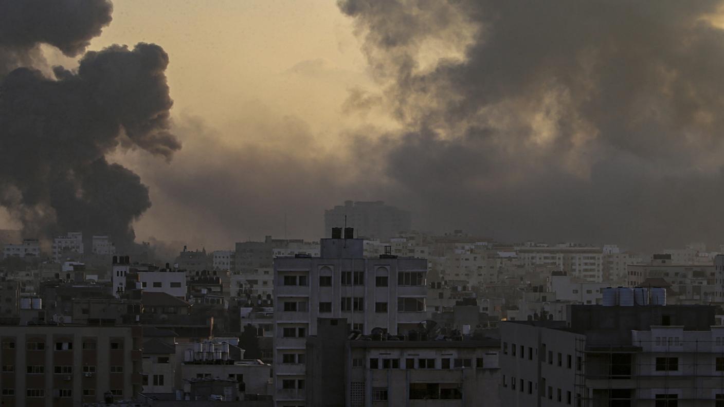 Gaza avvolta dal fumo dei bombardamenti di Israele venerdì mattina