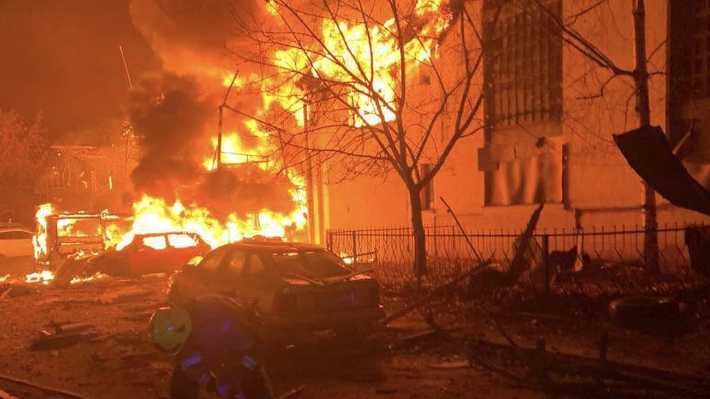 I bombardamenti russi sui centri abitati ucraini hanno scatenato diversi incendi e provocato gravi danni
