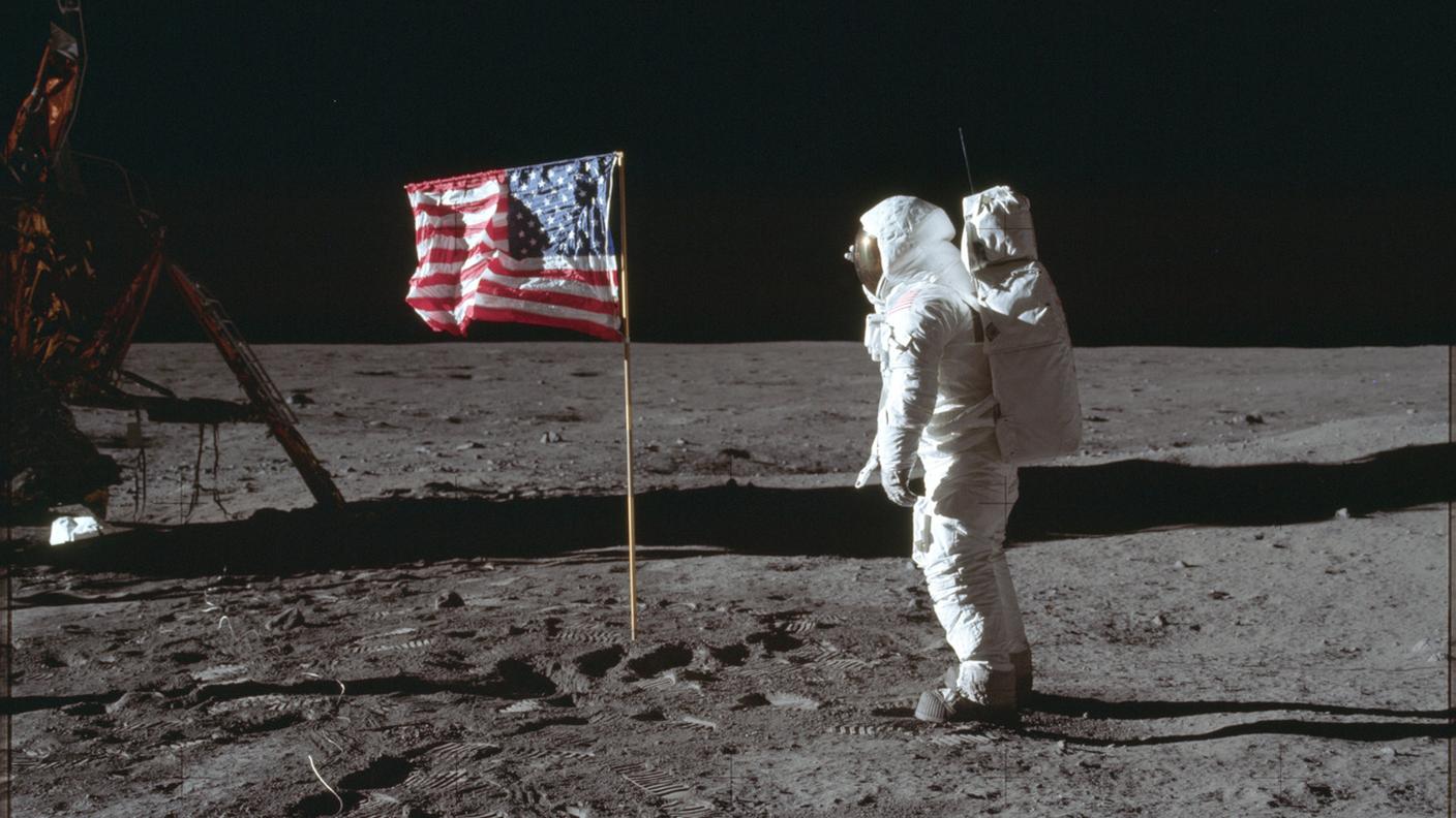 20 luglio 1969 Buzz Aldrin Jr. davanti alla bandiera degli Stati Uniti piantata da Neil Armstrong