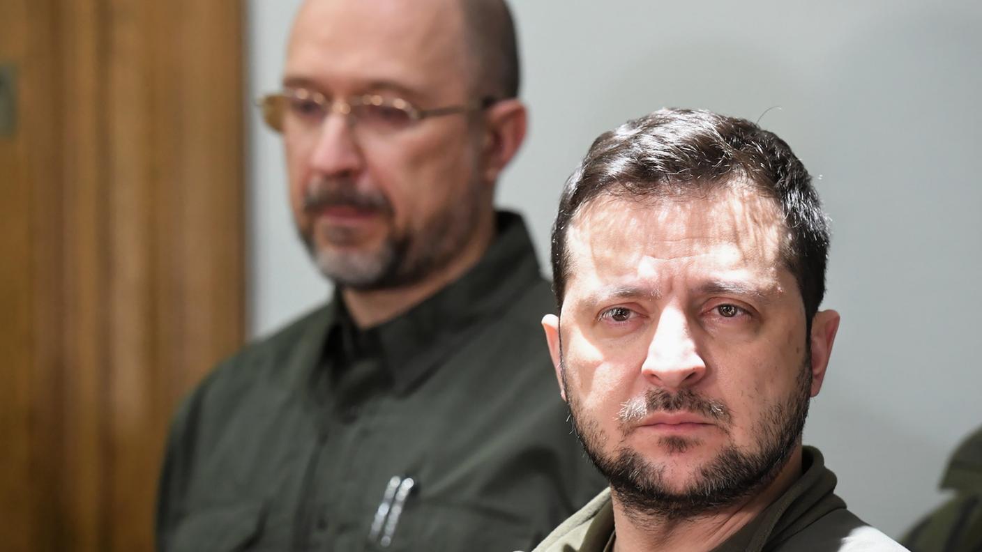 Il presidente Volodymyr Zelensky gode sempre del sostegno della maggioranza degli ucraini. Il premier Denis Shmyhal non più