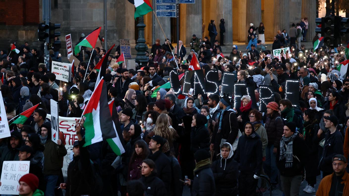 Una protesta in favore di Palestina tenutasi sabato pomeriggio a Berlino