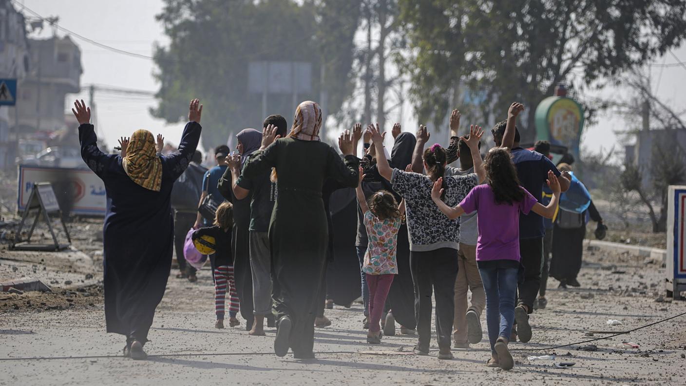 Alcuni palestinesi lasciano Gaza dopo l'attacco israeliano  del 5 novembre 2023