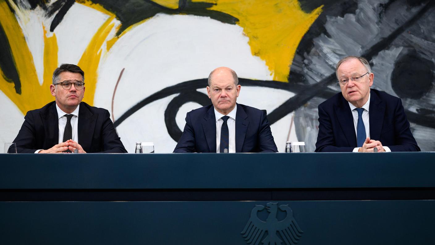 Olaf Scholz durante l'annuncio delle nuove misure con Boris Rhein (a sinistra, Assia) e Stephan Weil (Bassa Sassonia)
