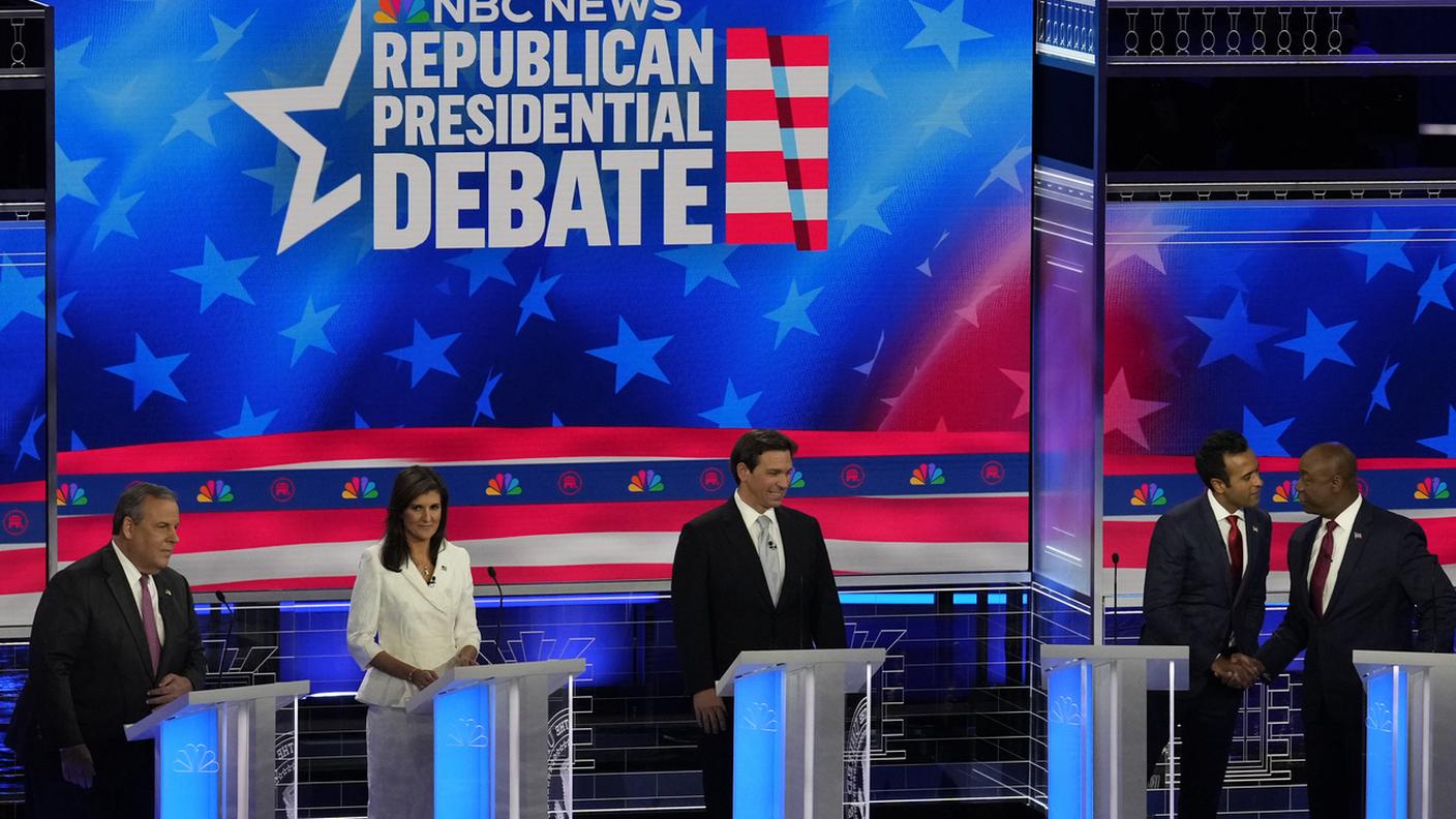 I cinque candidati repubblicani alternativi a Trump durante una pausa del dibattito televisivo