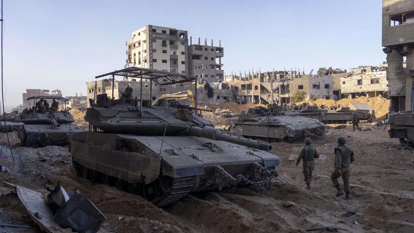 Carri armati e fanteria israeliana controllano un'area distrutta nel centro di Gaza mercoledì