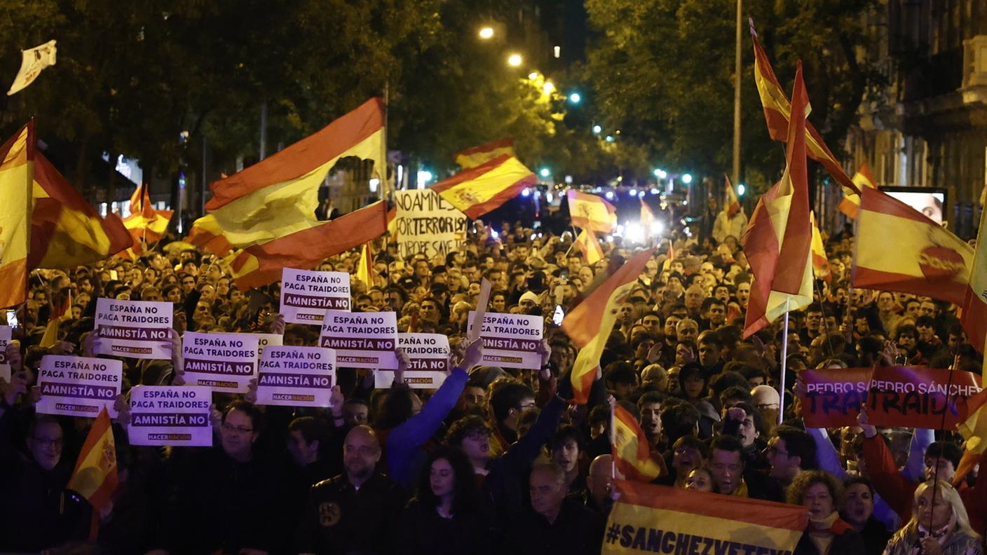 La folla di manifestanti a Madrid giovedì sera