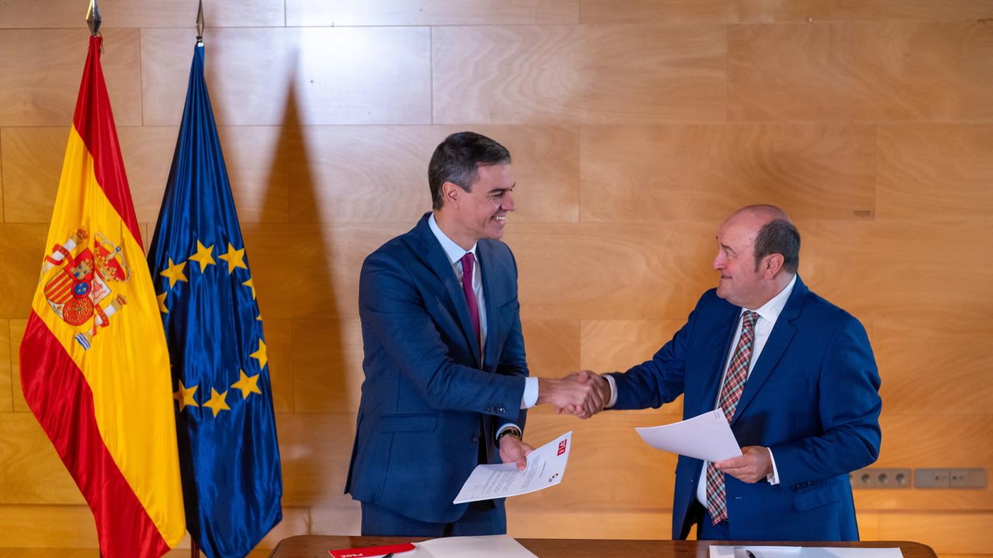 Il premier socialista spagnolo Pedro Sanchez con il presidente del Partito Nazionalista Basco (Pnv), Andoni Orduzar