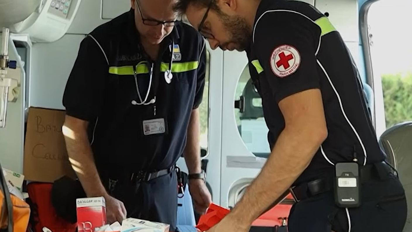 I due paramedici in Donbass mentre si preparano per la loro missione