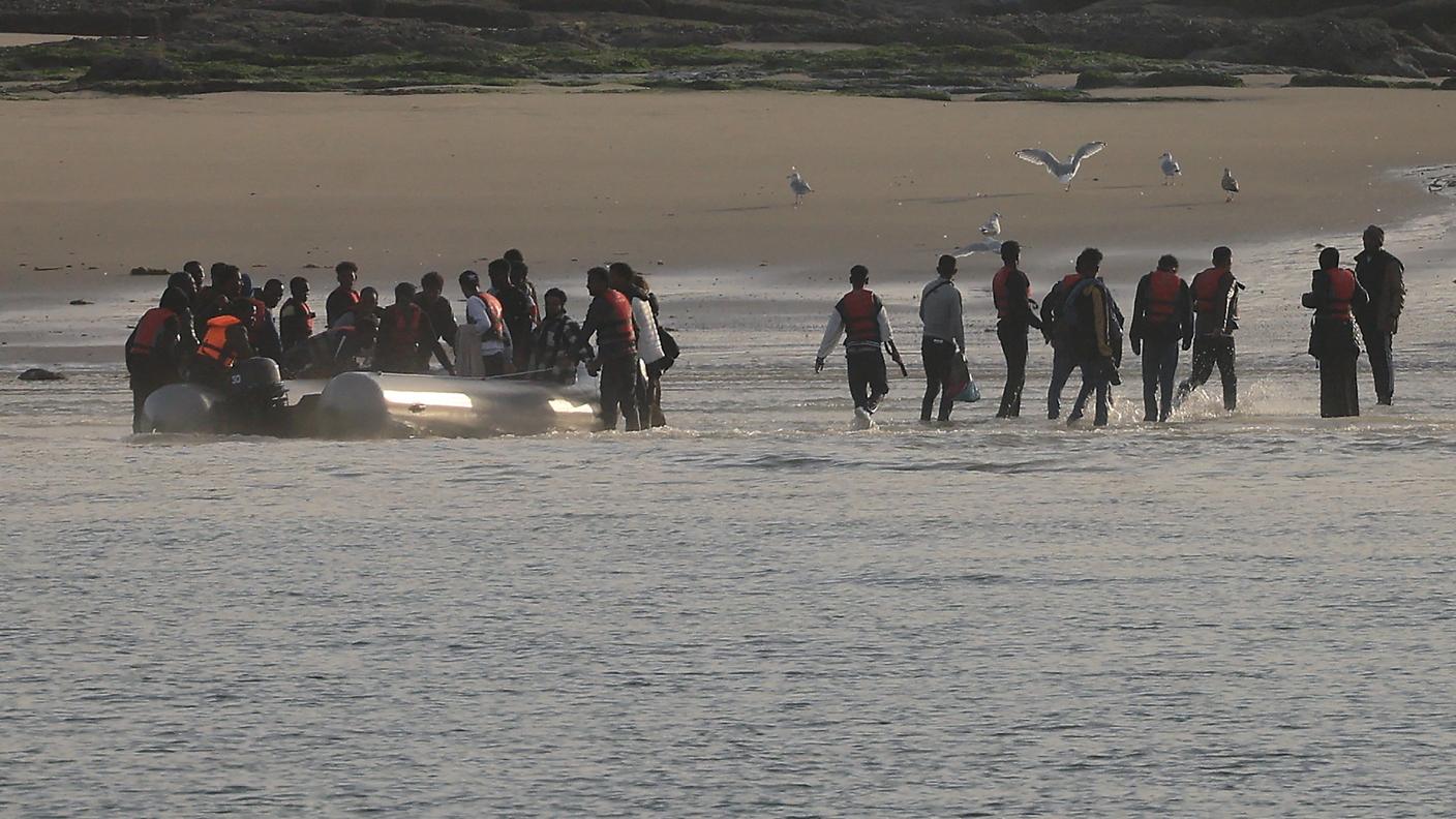 Un gruppo di migranti arrivato attraverso la Manica
