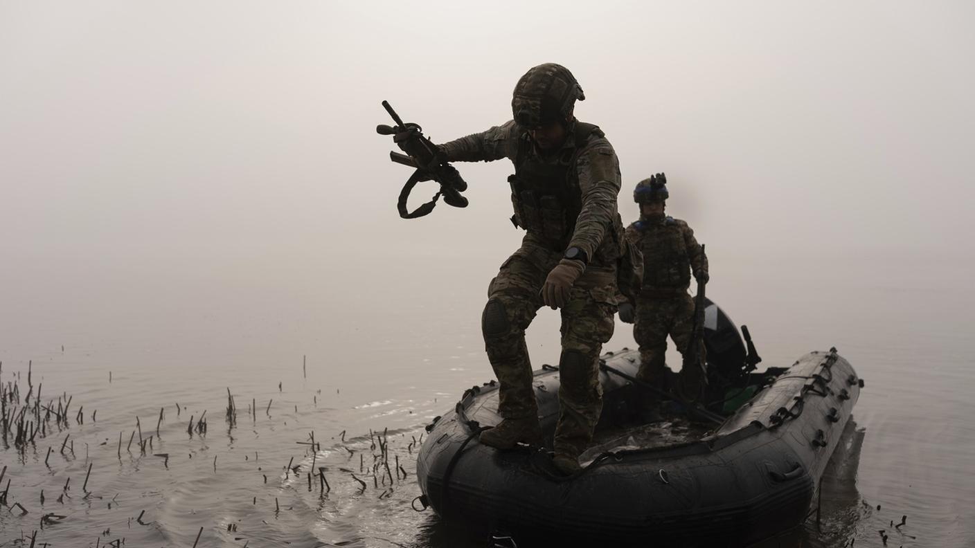 Soldati ucraini arrivano sulla sponda del fiume Dnipro occupata da tempo dall'esercito russo