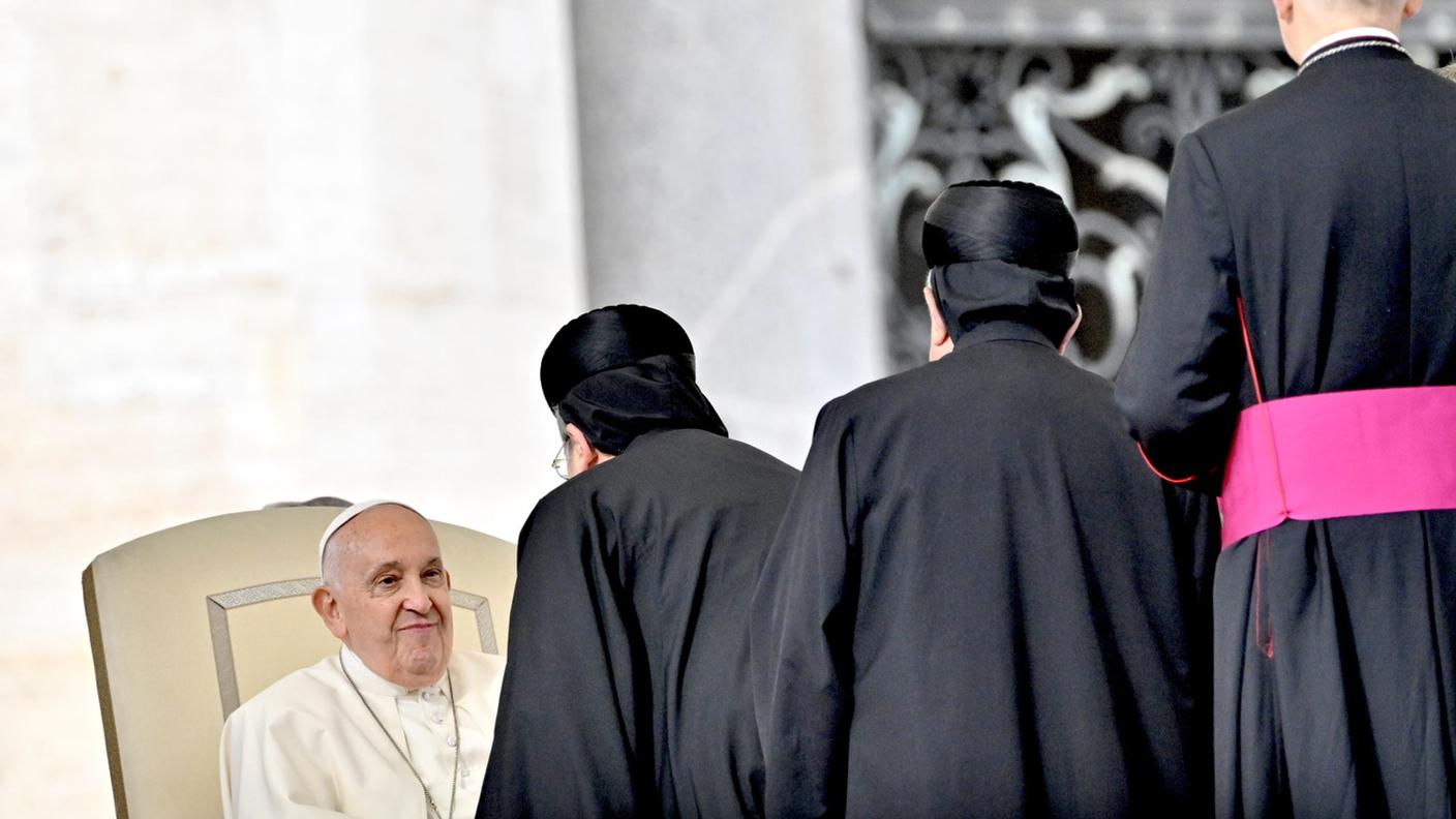 Papa Francesco saluta i membri della Chiesa durante l'udienza generale in piazza San Pietro