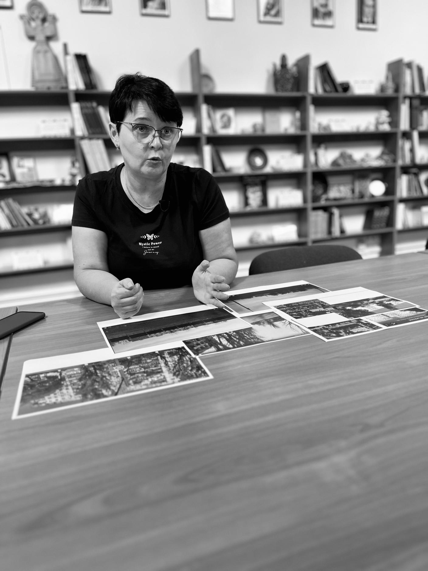 Viktoria Lisogor, bibliotecaria di Mariupol, mentre osserva le fotografie del suo condominio bombardato e poi demolito dai russi che lì stanno costruendo nuove case