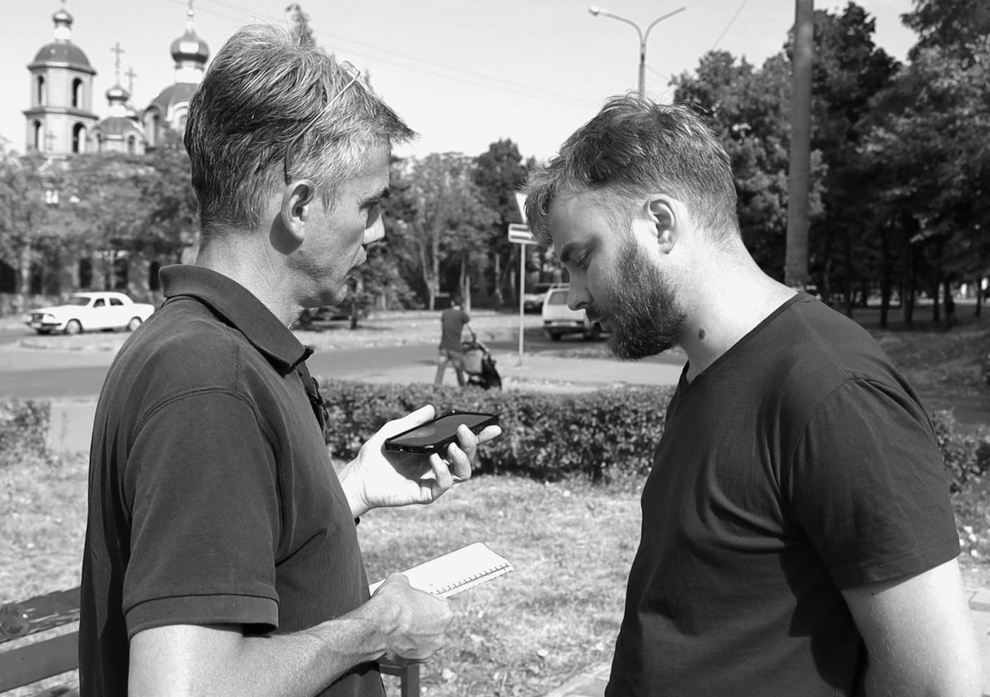 FOTO 17 - La telefonata a Marina, ex-infermiera che si è scusata per non aver accettata l'intervista. Troppa la paura per i famigliari rimasti nei territori occupati.jpg