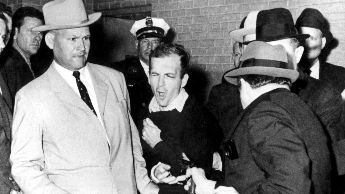 Jack Ruby (a destra) spara al presunto assassino di Kennedy, Lee Harvey Oswald (a sinistra). L'ufficiale di polizia in borghese a sinistra è JA Leaville (24 novembre 1963)