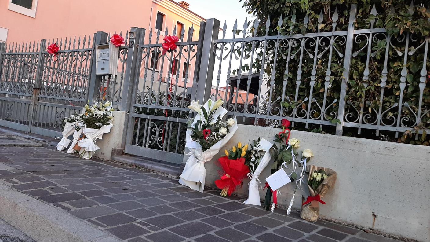 Fiori davanti all'abitazione della famiglia della vittima