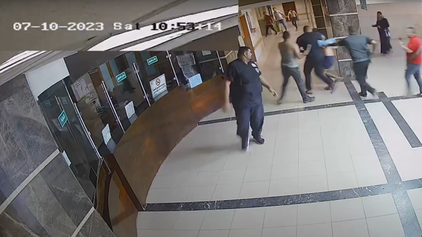 Uno dei video mostra un uomo trascinato a forza verso l'ingresso della struttura