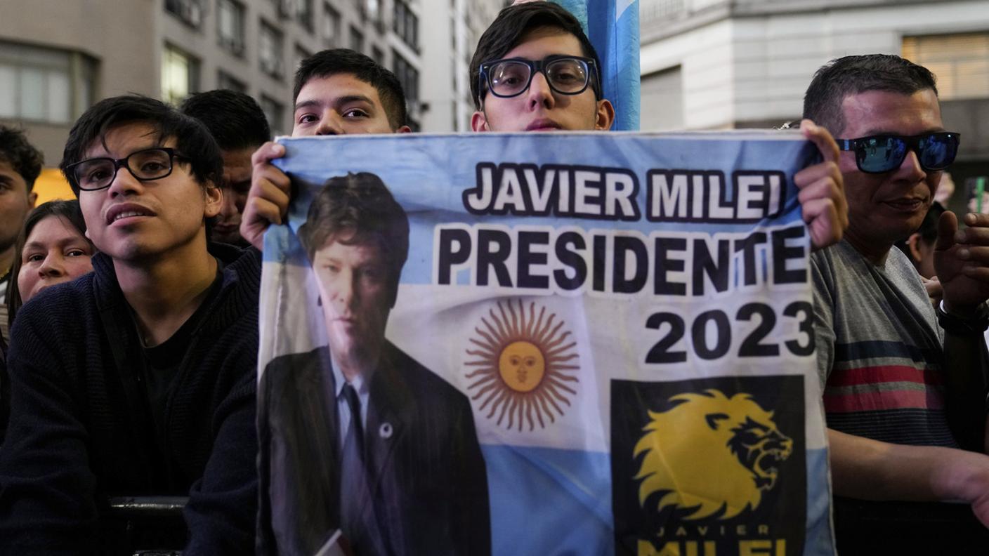 Migliaia di argentini hanno festeggiato l'affermazione di Javier Milei nel ballottaggio presidenziale