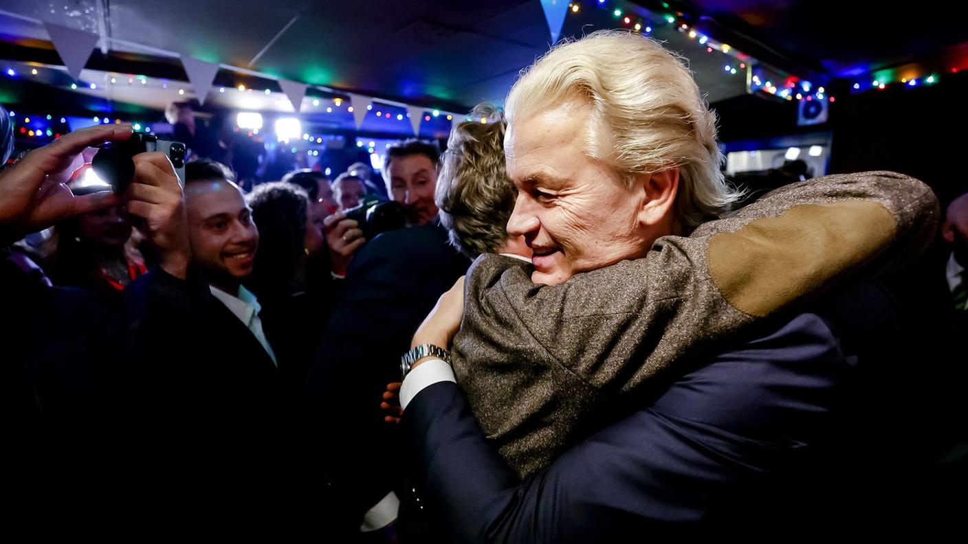 Geert Wilders esibisce già il sorriso di chi ha vinto