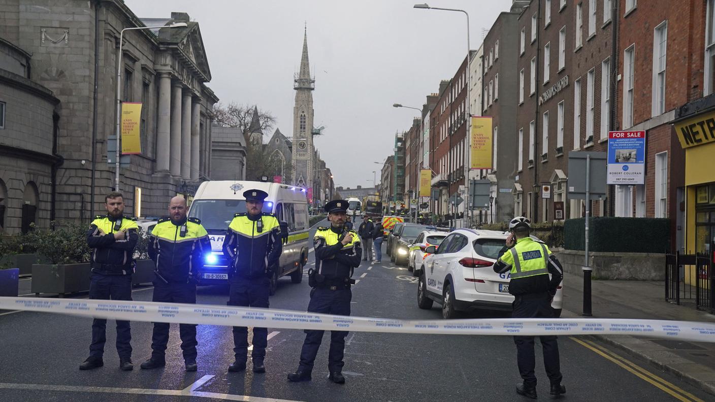 Le forze di polizia in Parnell Square East a Dublino dove un uomo ha ferito i tre bambini e una donna