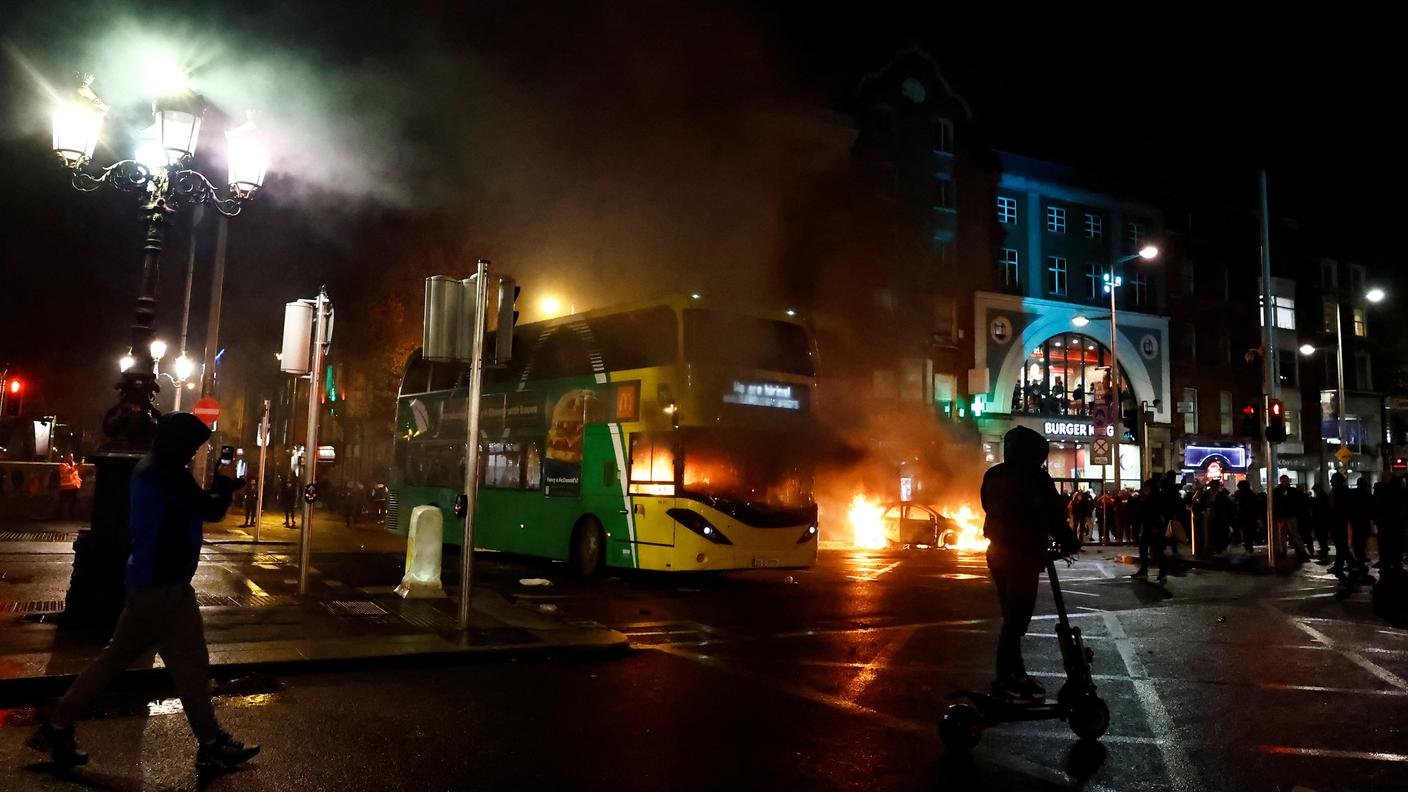 Anche un bus dato alle fiamme nella notte di disordini a Dublino