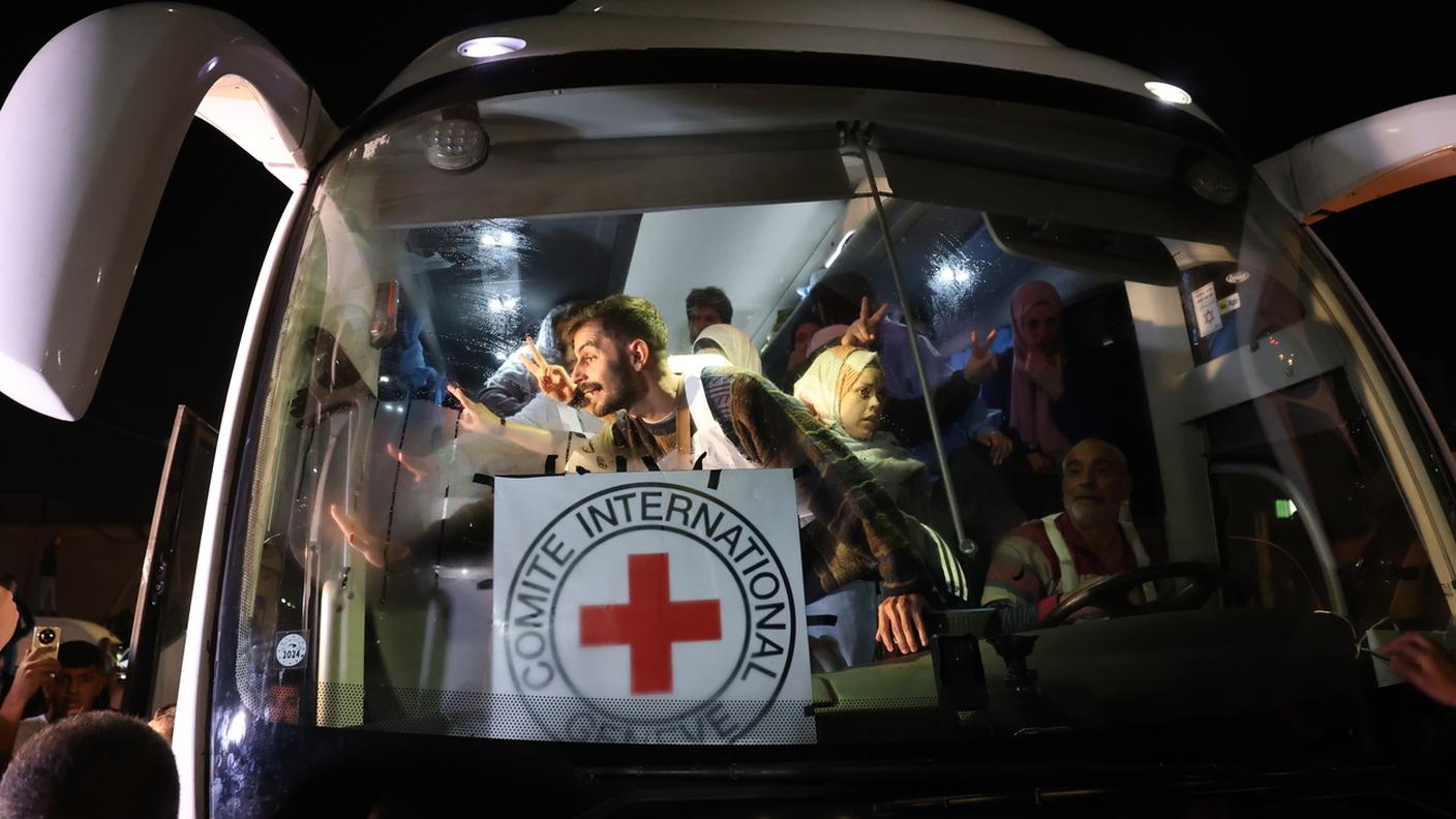 La folla si è radunata intorno all'autobus della Croce Rossa che trasporta detenuti palestinesi liberati dalla prigione militare di Ofer in Cisgiordania