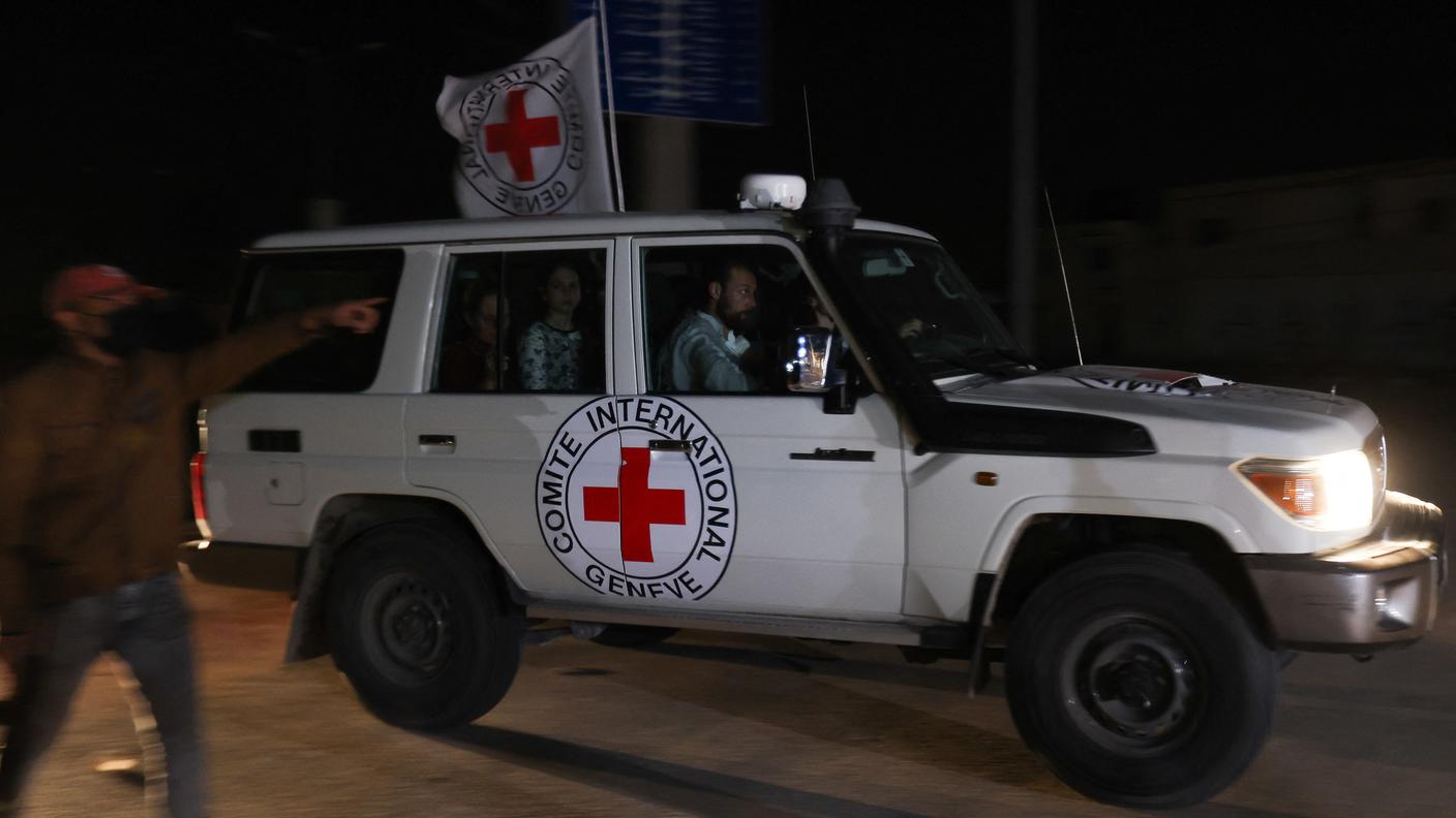 Un mezzo della Croce Rossa che nella tarda serata di sabato è passato dal valico di Rafah
