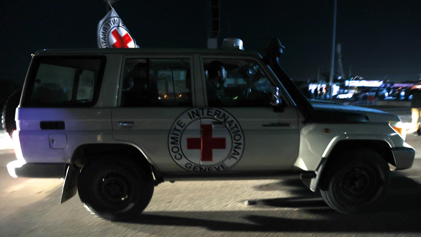 Uno dei veicoli della Croce Rossa che nella serata di domenica ha trasportato gli ostaggi rilasciati da Gaza all'Egitto, passando dal valico di Rafah