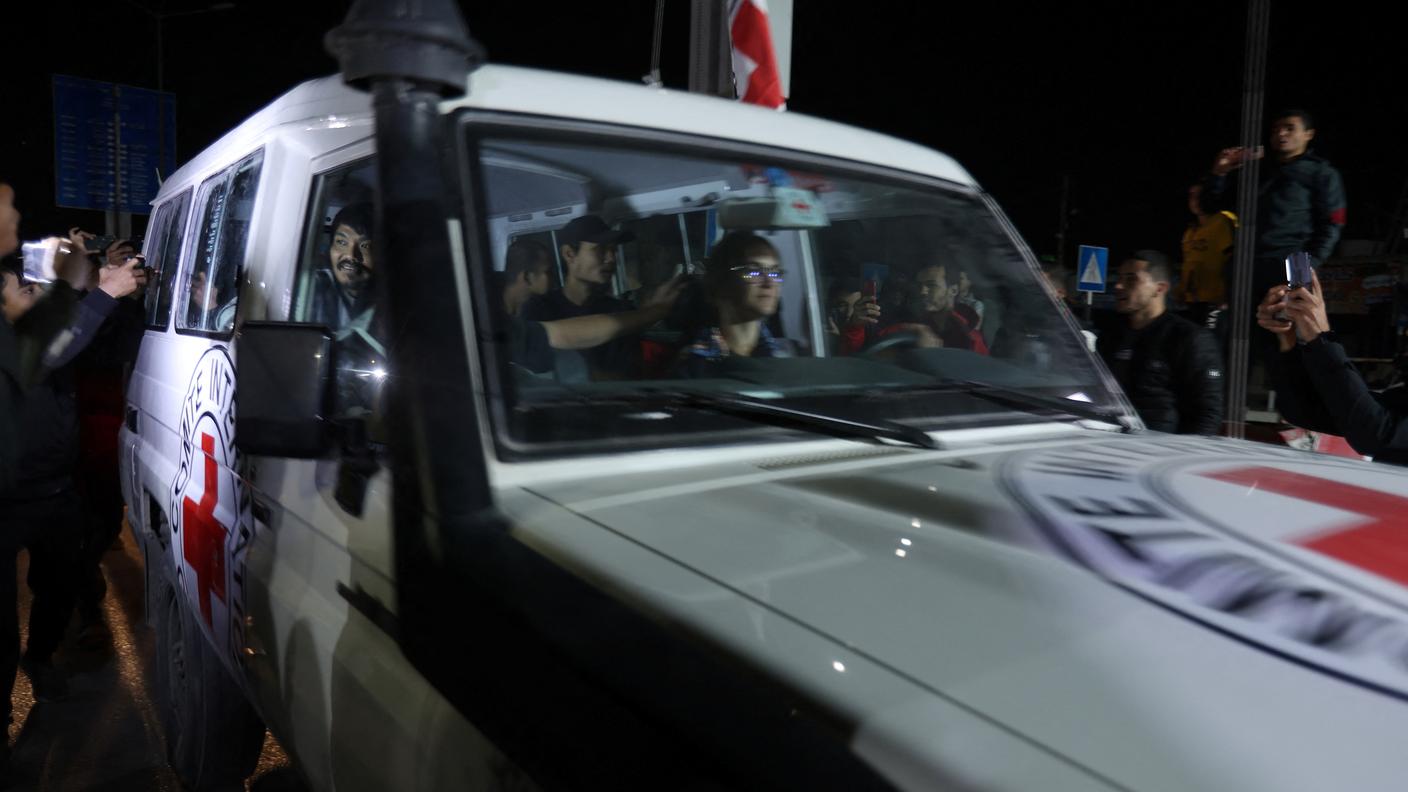 Uno dei veicoli della Croce Rossa che nella serata di domenica ha trasportato gli ostaggi rilasciati da Gaza all'Egitto, passando dal valico di Rafah