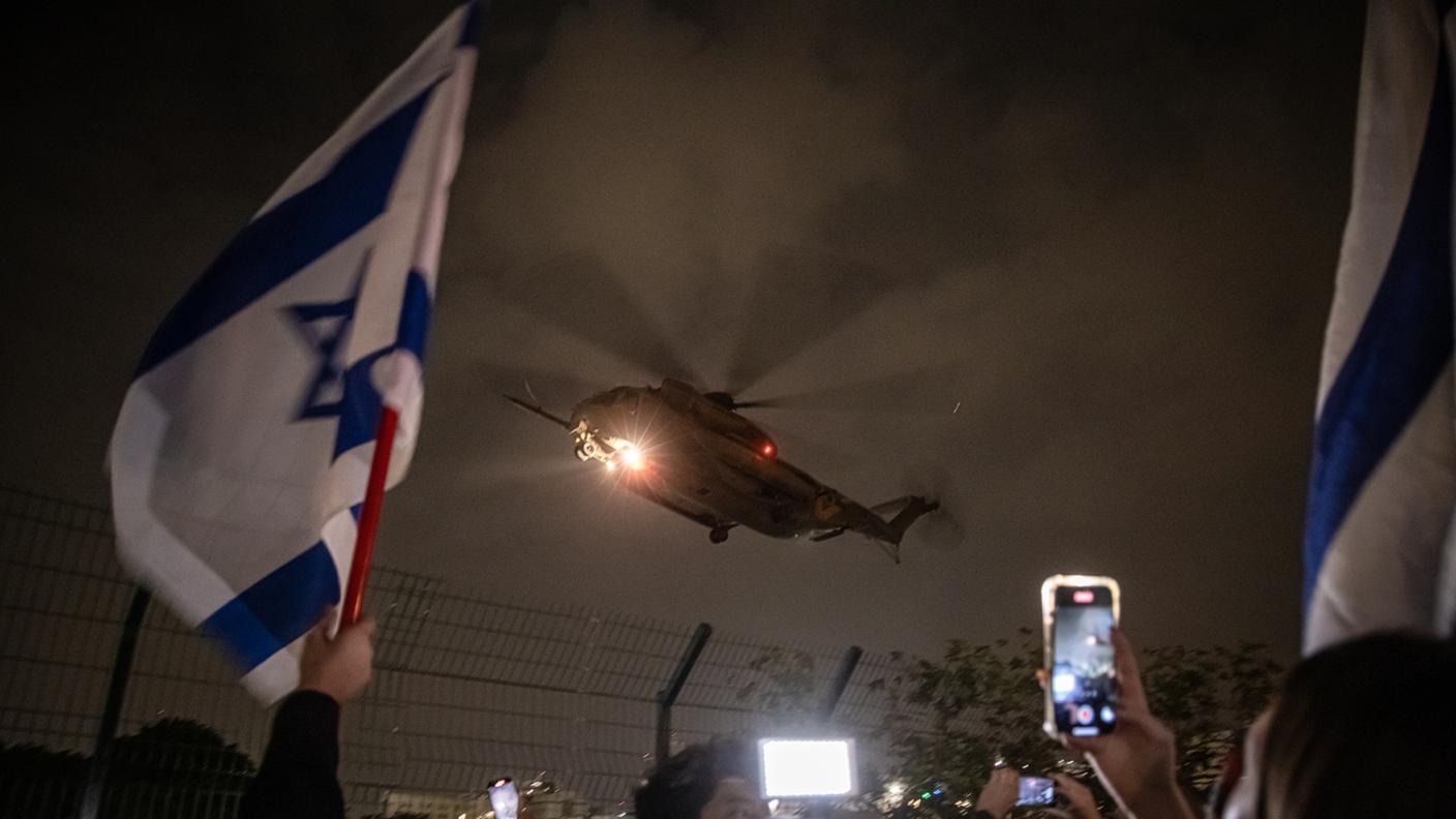 Un elicottero con a bordo alcuni ostaggi liberati fotografato domenica a Tel Aviv
