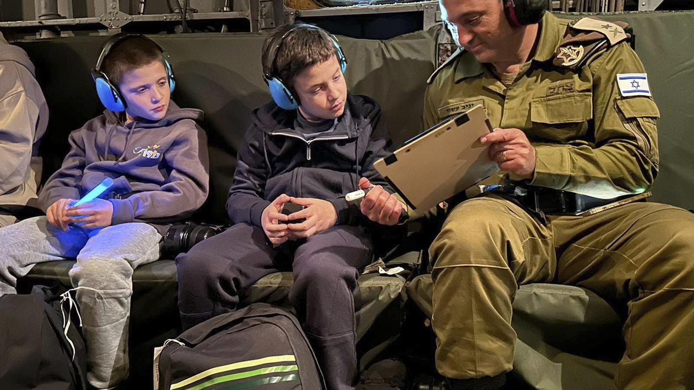 Gli ostaggi israeliani Tal Goldstein Almog, 9 anni, a sinistra, e suo fratello Gal, 11 anni, tornano in Israele a bordo di un elicottero dell'IAF, dopo essere stati tenuti in ostaggio dal gruppo militante Hamas nella Striscia di Gaza