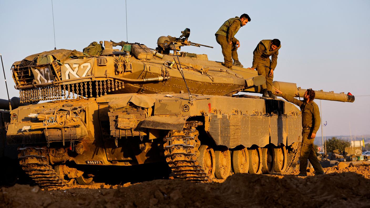 Militari israeliani nei pressi del confine con Gaza durante la tregua temporanea tra Israele e Hamas