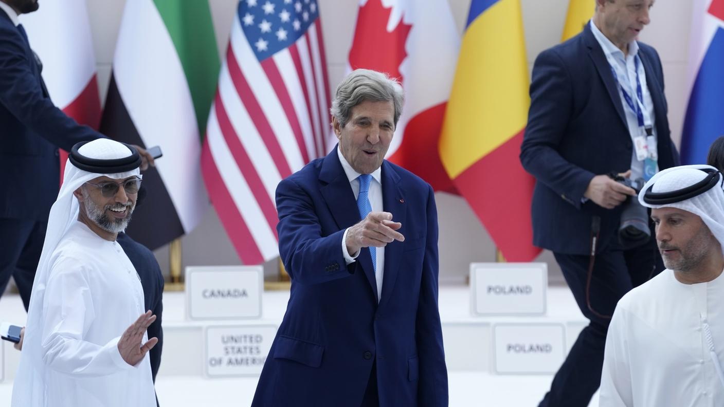 L’annuncio è stato fatto da John Kerry, inviato americano per il clima, e l'accordo è stato firmato anche dagli Emirati Arabi Uniti (a sinistra di Kerry il ministro EAU dell'energia Suhail al-Mazrouei)