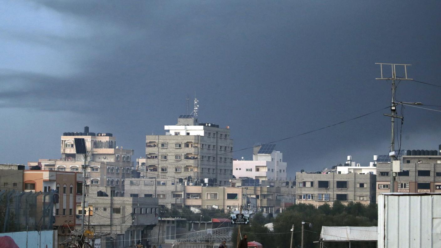 Il fumo sopra il sud di Gaza dopo degli attacchi israeliani