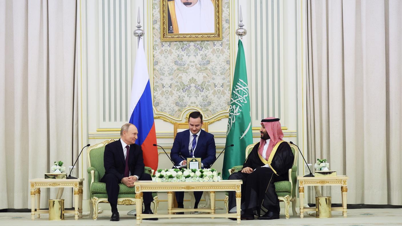 Il presidente russo con il principe saudita  Mohammed bin Salman