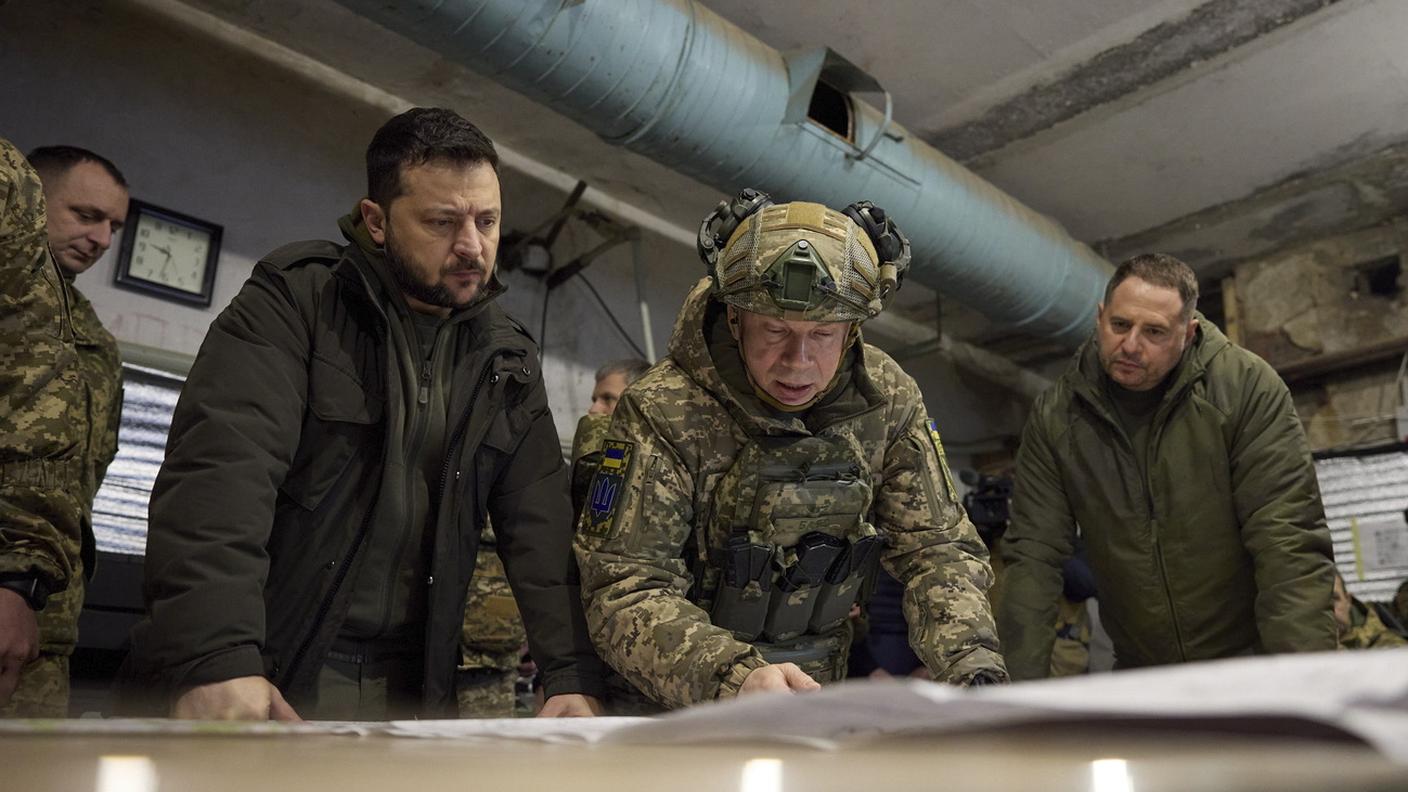 Zelensky (s) coi militari vicino alla linea del fronte