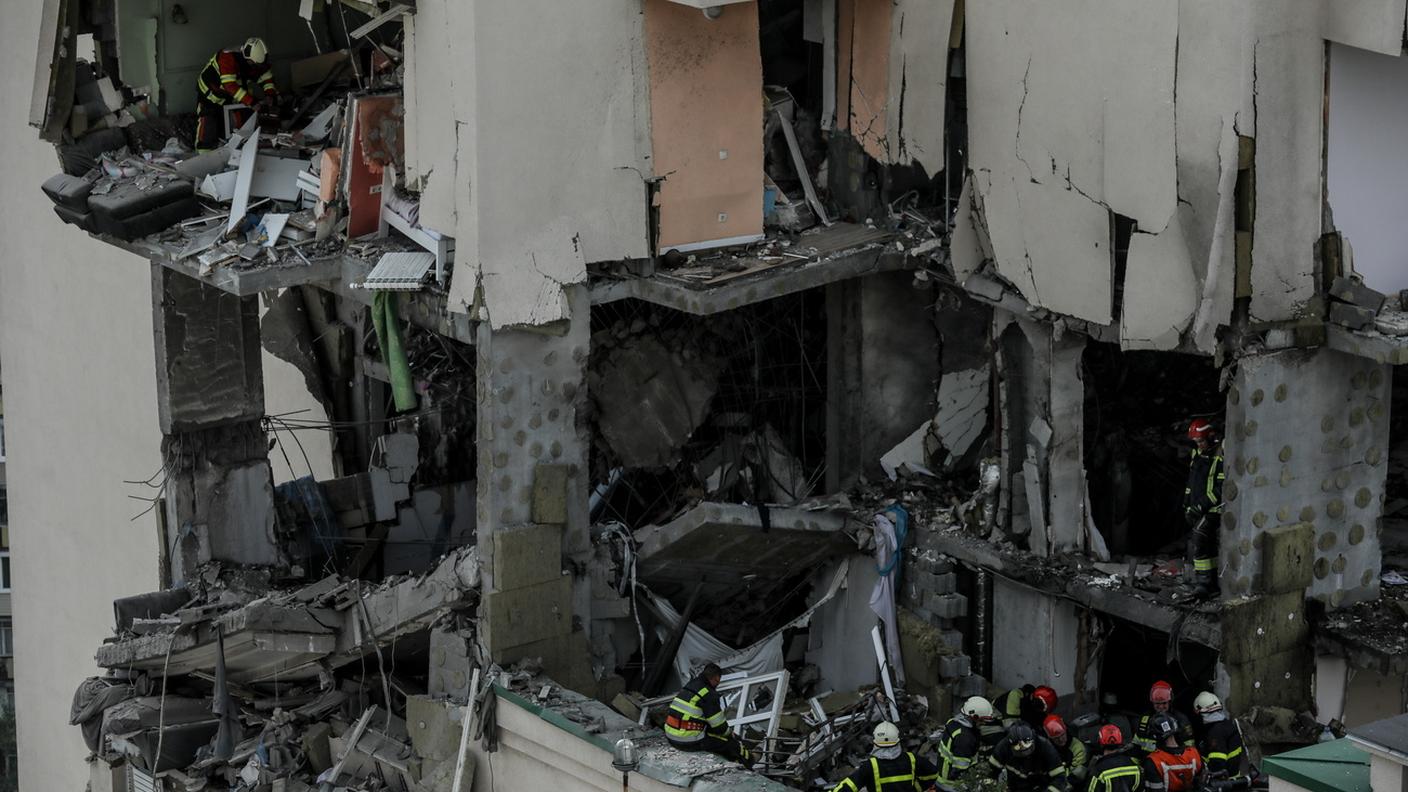 Un palazzo danneggiato a Kiev, in una foto del gennaio scorso