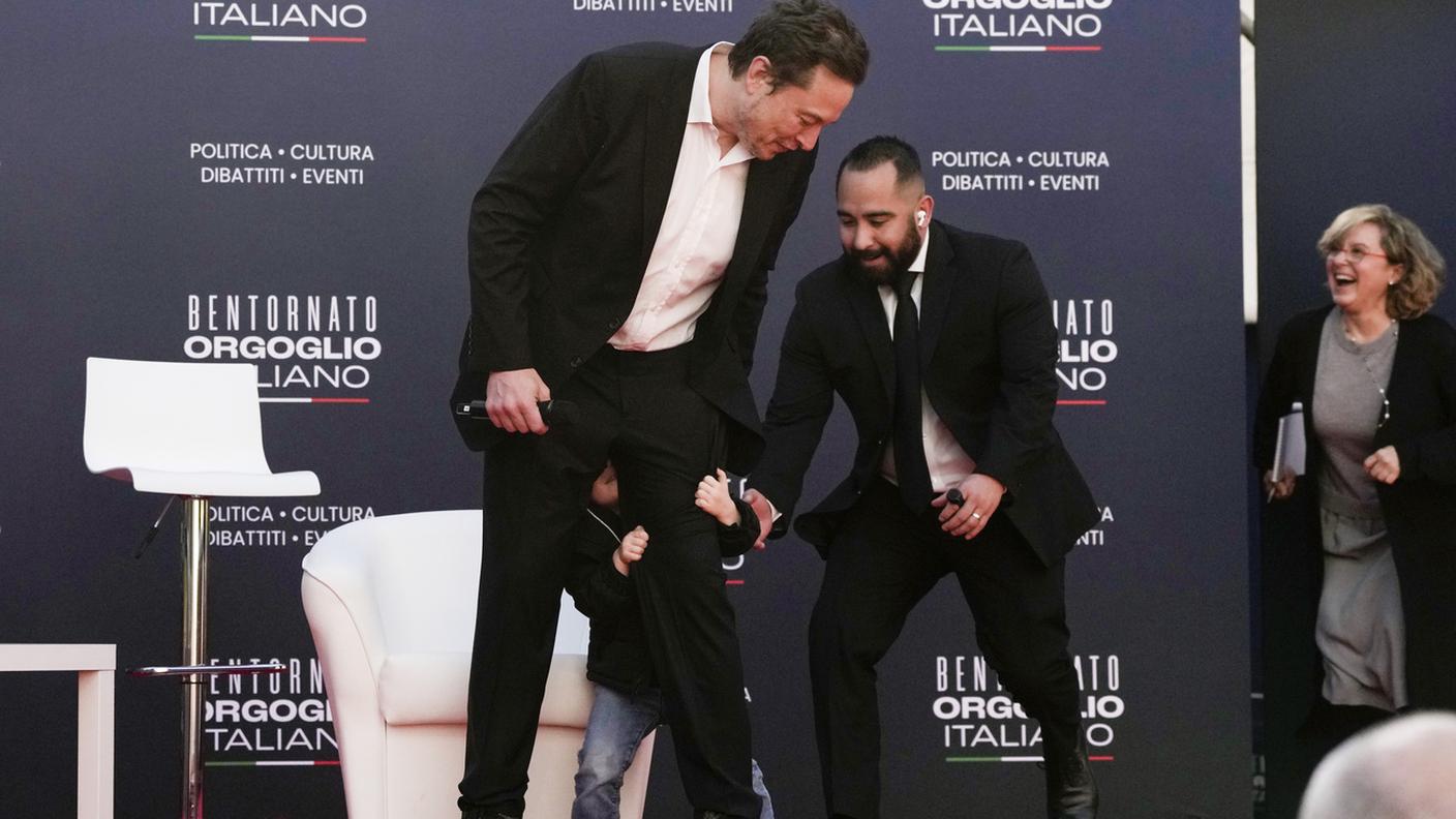 Musk ospite alla kermesse di Fratelli d'Italia a Roma, è arrivato sul palco con suo figlio