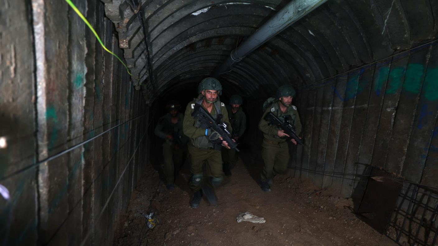 Soldati di Tel Aviv ispezionano il tunnel che arriva a 400 metri dal valico di Erez tra Gaza e Israele