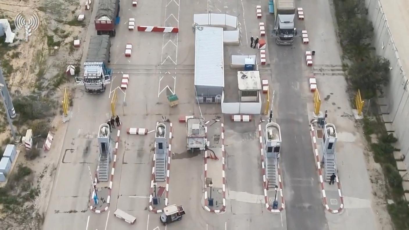 Il valico di Kerem Shalom da dove i camion con gli aiuti umanitari sono iniziati a passare