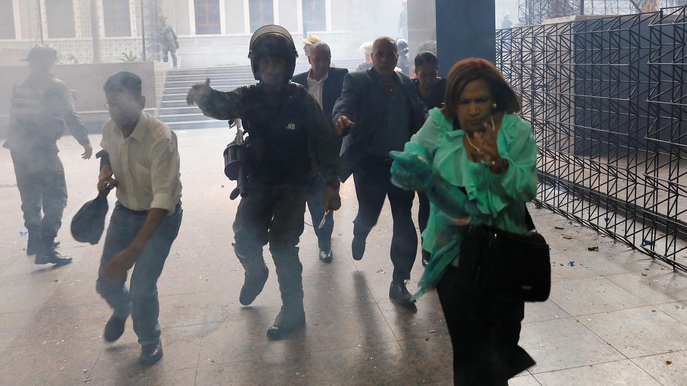 Aggrediti deputati, giornalisti e funzionari parlamentari