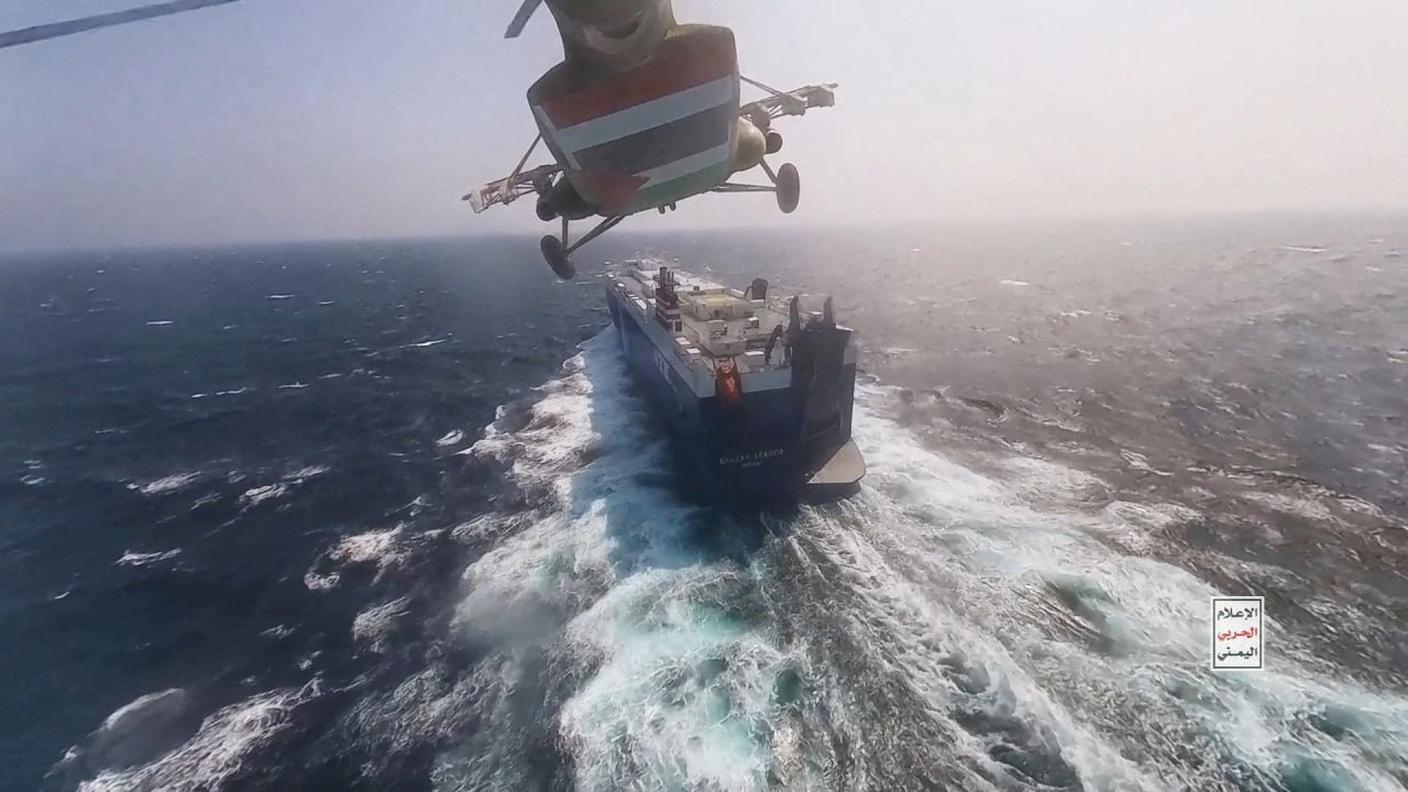 Un elicottero militare Houthi sorvola una nave cargo nel Mar Rosso