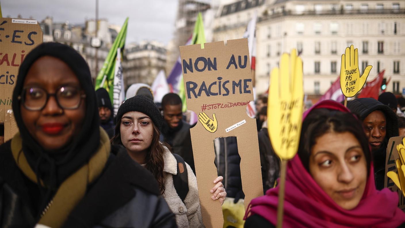 Una manifestazione contro il razzismo e la nuova legge sull'immigrazione a Parigi (3 dicembre 2023)