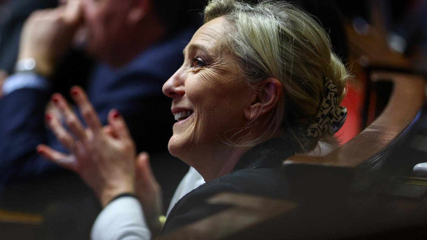 La vera vincitrice del voto è Marine Le Pen, qui soddisfatta in aula